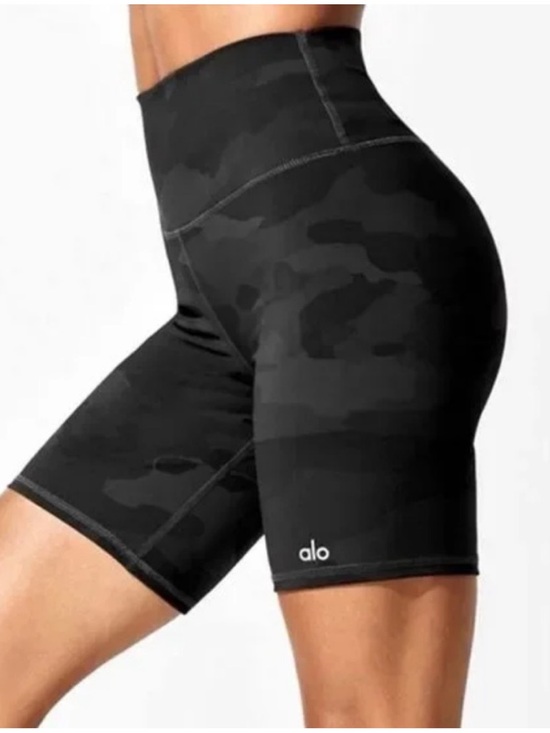 ALO Yoga Pants - Alo Yoga High Waist Waisted Vapor Shorts In Black Camo 7” Inseam Size XXS